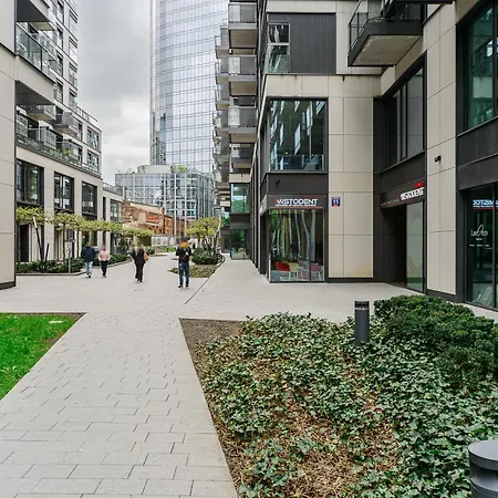 Cozy Family With Balcony Near Zlote Tarasy 바르샤바