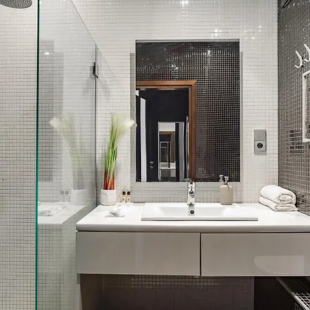 Cozy Family With Balcony Near Zlote Tarasy 바르샤바