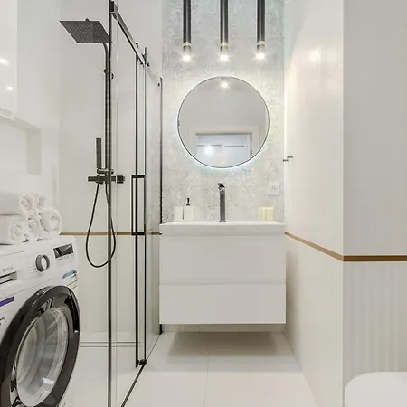 Cozy Family With Balcony Near Zlote Tarasy Lägenhet