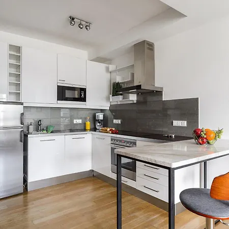 Cozy Family With Balcony Near Zlote Tarasy Lägenhet