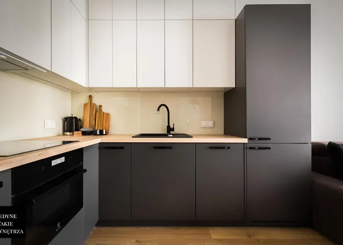 Cozy Family With Balcony Near Zlote Tarasy شقة وارسو