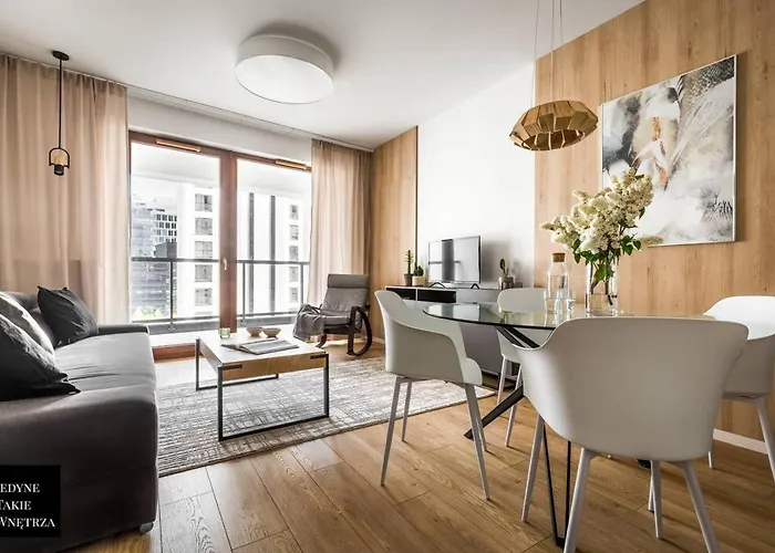 شقة Cozy Family With Balcony Near Zlote Tarasy