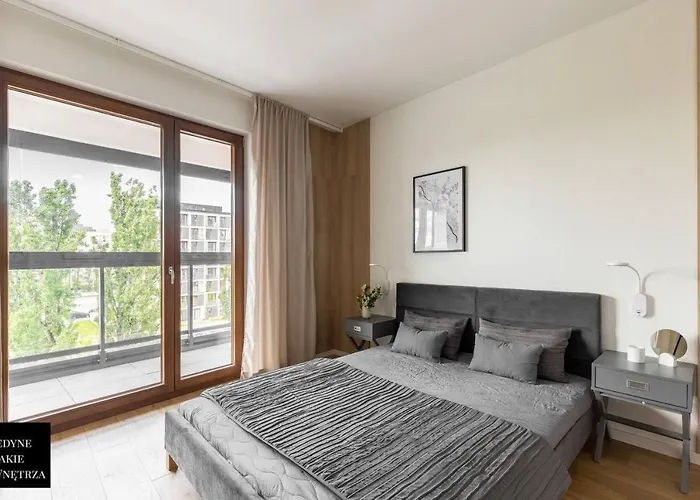 Cozy Family With Balcony Near Zlote Tarasy وارسو