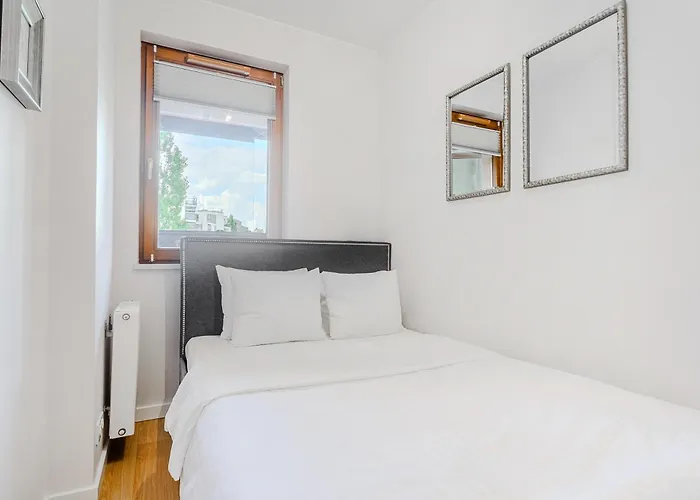 شقة Cozy Family With Balcony Near Zlote Tarasy