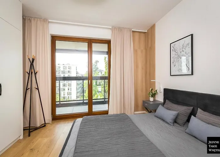 شقة Cozy Family With Balcony Near Zlote Tarasy