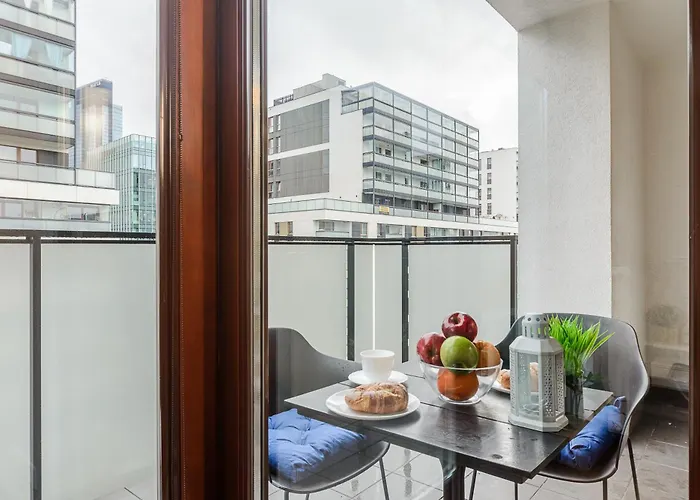 شقة Cozy Family With Balcony Near Zlote Tarasy