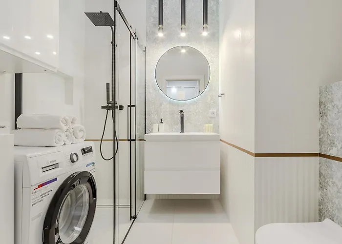 Cozy Family With Balcony Near Zlote Tarasy شقة