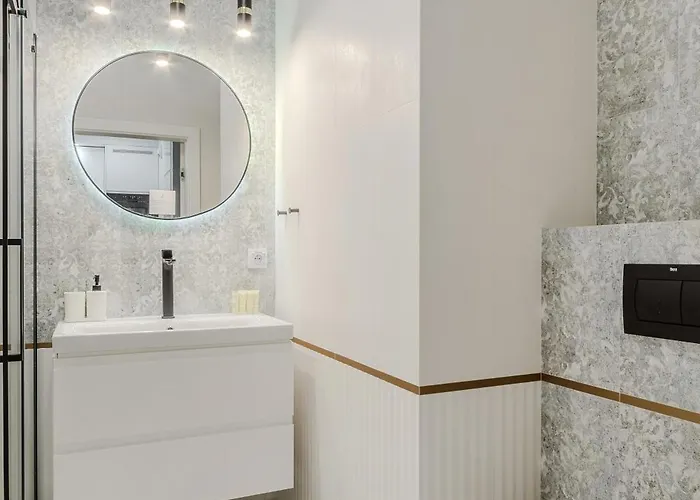 شقة Cozy Family With Balcony Near Zlote Tarasy