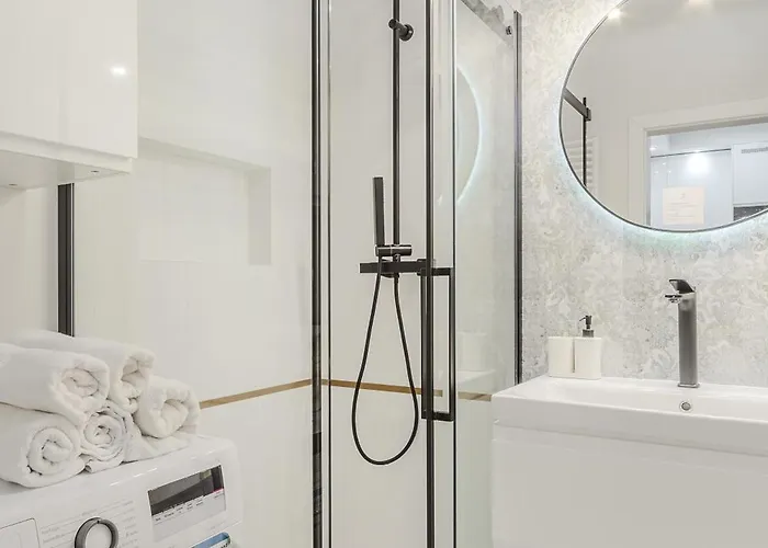 Cozy Family With Balcony Near Zlote Tarasy وارسو