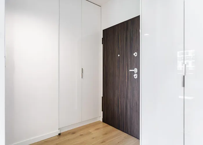 Cozy Family With Balcony Near Zlote Tarasy وارسو