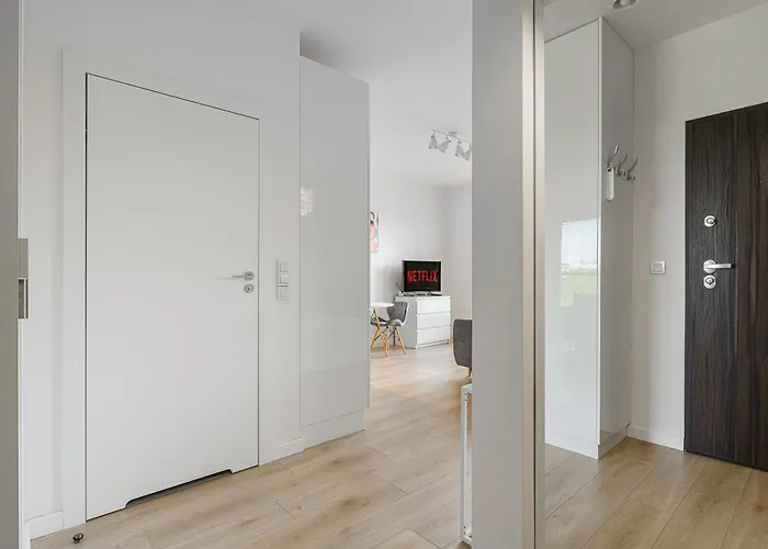 Cozy Family With Balcony Near Zlote Tarasy وارسو